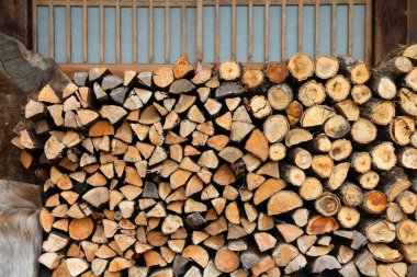 Japonya - Shirakawa-Go 'da geleneksel bir kır evinin yanında odun yığını, UNESCO Dünya Mirası Listesi olarak bilinen köy. Gifu Bölgesi.