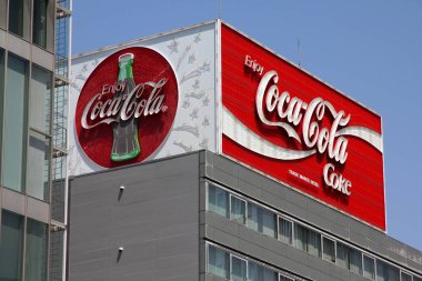 NAGOYA, JAPONYA - 28 Nisan 2012: Japonya 'nın Nagoya kentindeki Coca-Cola dev neon reklam panolarının sokak manzarası.