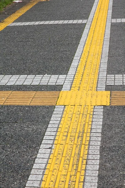 名古屋の歩道に触れる舗装 視覚障害者の歩行者インフラ — ストック写真