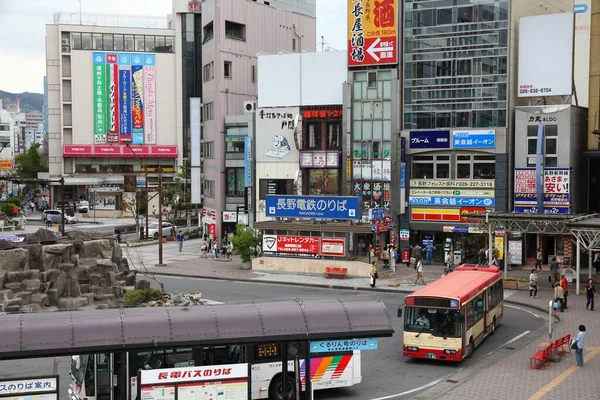 長野市 2012年5月1日 長野駅の隣にバス停があります 長野県最大の県庁所在地である — ストック写真