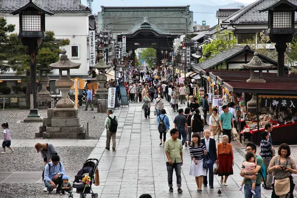 長野県長野市 2012年5月1日長野県の善光寺を訪れる人々 長野県最大の県庁所在地である — ストック写真