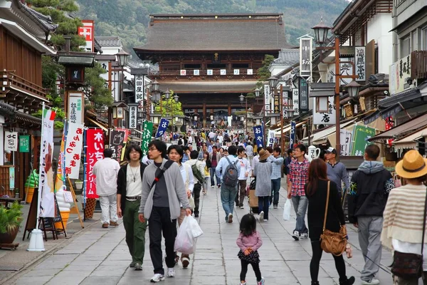 日本北海道 2012年5月1日 人们参观了日本长野的天津寺 长野是长野的首府和最大的城市 — 图库照片