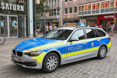 HAGEN, Almanya - 16 Eylül 2020: Hagen 'da park edilmiş Alman polis aracı. Kuzey Ren-Vestfalya Polisi (Polizei Nordrhein-Westfalen) 42.000 polis memurunu işe aldı.
