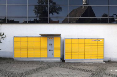 BOCHUM, Almanya - 17 Eylül 2020: Wattenscheid, Almanya 'daki DHL Packstation. Almanya 'da 7000' den fazla paket dolabı makinesi var..