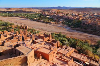 Ait Benhaddou, Fas 'ın simgesi. Kervan güzergahındaki tarihi Ksar kasabası. UNESCO Dünya Mirası Alanı. Nehir vadisinde kil mimarisi.