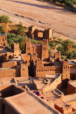 Fas 'tan Ait Benhaddou. Kervan güzergahındaki tarihi Ksar kasabası. UNESCO Dünya Mirası Alanı. Nehir vadisinde kil mimarisi.