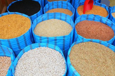 Fas çarşısı. Fas 'taki Essaouira pazarında fasulye, mercimek ve tahıl..