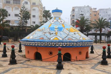 SAFI, MoroCCO - 25 Şubat 2022 Safi, Fas 'ta halka açık bir meydanda Tagine Anıtı. Safi, gelmiş geçmiş en büyük tagine yemeği olan bir Guinness rekortmeni. Bir Fas mutfağı spesiyali..