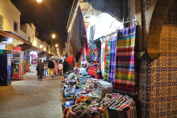 Essaouira Morocco Fevereiro 2022 Pessoas Visitam Lojas Medina Cidade Velha — Fotografia de Stock