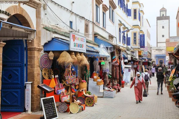 Essaouira Morocco Fevereiro 2022 Pessoas Visitam Lojas Medina Cidade Velha — Fotografia de Stock