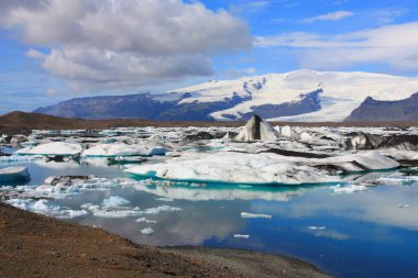 İzlanda 'daki buzul gölü. Jokulsarlon buzdağı gölünün yaz manzarası.
