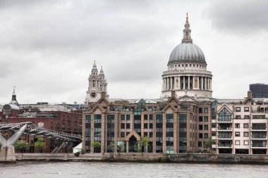 Londra 'daki St. Paul Katedrali ile Thames Nehri ufuk çizgisi manzarası. Birleşik Krallık simgesi.