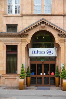 LONDON, UK - 14 Mayıs 2012: Hilton Hotel, Londra, İngiltere. Hilton, Hilton Worldwide tarafından işletilen popüler bir lüks otel zinciri..