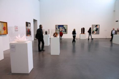 Londra, İngiltere - 14 Mayıs 2012: İnsanlar Londra Tate Modern Galerisi'nde ziyaret edin. Yılda yaklaşık 4.7 milyon ziyaretçi ile dünya çapında en çok ziyaret edilen modern sanat galerisi olduğunu.
