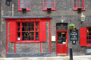 LONDON, UK - 14 Mayıs 2012 Notting Hill, Londra 'daki The Anchor Pub. Tipik bir Londra barı. Londra 'da 7000' den fazla bar var..