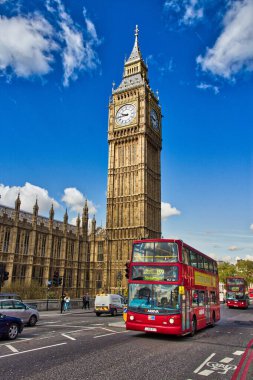 LONDON, UK - 16 Mayıs 2012: Londra 'da insanlar Londra otobüsüne biniyor. 2012 itibariyle, LB 8000 otobüs filosuyla 19.000 otobüs durağı hizmet vermektedir. Hafta içi 6 milyon tur servis edilir..