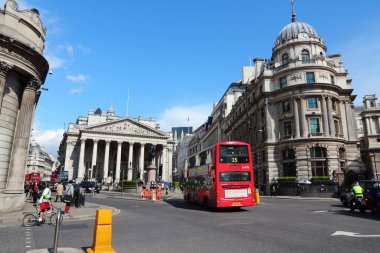 LONDON, UK - 15 Mayıs 2012: Londra 'daki Bank Junction' da insanlar Londra otobüsüne biniyor. 2012 itibariyle, LB 8000 otobüs filosuyla 19.000 otobüs durağı hizmet vermiştir. Hafta içi 6 milyon tur servis edilir..