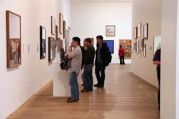 Londres Reino Unido Maio 2012 Pessoas Visitam Galeria Tate Modern — Fotografia de Stock