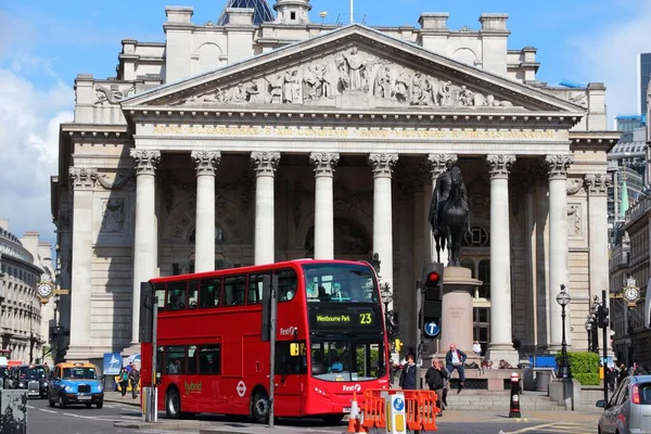ロンドン イギリス 2012年5月15日 ロンドンバスに乗る 2012年時点で Lbは19 000のバス停に8000台のバスを運行していた 平日には600万人乗りが運行されている — ストック写真