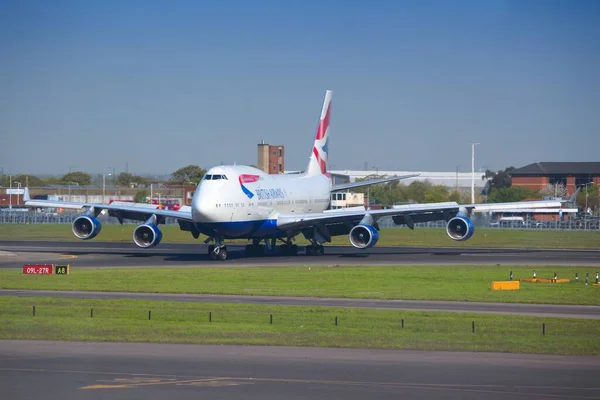 ロンドン エイプリル社2014年16日 ロンドンヒースロー空港に着陸後 ブリティッシュ エアウェイズのボーイング747型機 Baは283機の航空機 英国最大の の艦隊を運営しており 55機 2014年 — ストック写真
