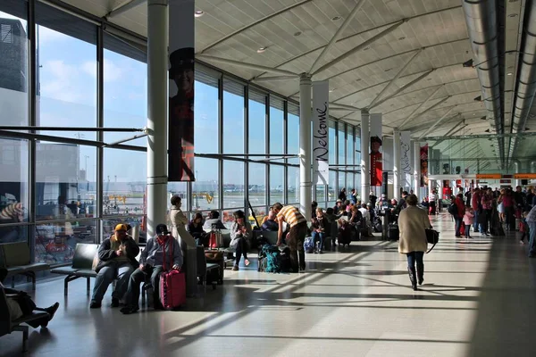 2014年4月16日 人们在伦敦希思罗机场等候 希思罗机场是欧洲最繁忙的机场 2014年 它处理了7 340万乘客 — 图库照片
