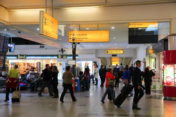 London April 2014 People Shop Duty Free Zone London Heathrow — Stock Photo, Image