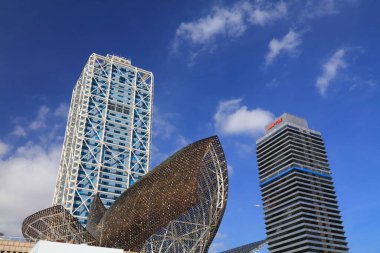 BARCELONA, İspanya - 7 Ekim 2021: Barcelona 'da Otel Sanatları ve Torre Mapfre modern mimari gökyüzü.