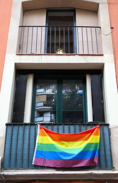 Duhová Vlajka Lgbtq Symbol Podpory Komunity Balkóně Barceloně Španělsko — Stock fotografie