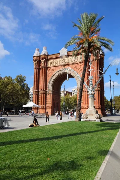 バルセロナ スペイン 2021年10月7日 スペインのバルセロナにあるPasseig Lluis Company通りにある凱旋門を訪れる人々 バルセロナはスペイン第2位の都市です — ストック写真