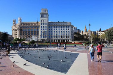 BARCELONA, İspanya - 7 Ekim 2021: İnsanlar Barcelona, İspanya 'daki Placa de Catalunya halk meydanını ziyaret ediyor. Barselona İspanya 'nın en büyük ikinci şehridir..