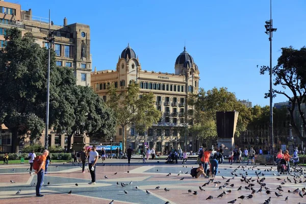 Барселона Испания Октября 2021 Люди Посещают Площадь Каталонии Барселоне Испания — стоковое фото