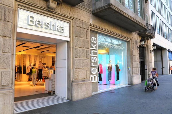 Barcelona Spanje Oktober 2021 Mensen Lopen Langs Modewinkel Bershka Aan — Stockfoto