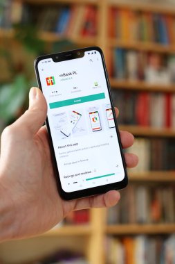 WARsaw, POLAND - 29 Ocak 2021: Android OS, Xiaomi marka akıllı telefona mBank online bankacılık uygulaması yükleyen kullanıcı.