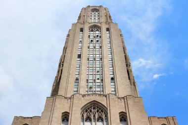 Pittsburgh, ABD - 30 Haziran 2013: Pittsburgh 'da Öğrenim İnşaatı Katedrali. Pittsburgh Üniversitesi 'nin ana binası 535 feet yüksekliğindedir ve Batı Yarımküre' deki en yüksek üniversite binasıdır..