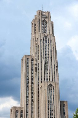 Pittsburgh, ABD - 30 Haziran 2013: Pittsburgh 'da Öğrenim İnşaatı Katedrali. Pittsburgh Üniversitesi 'nin ana binası 535 feet yüksekliğindedir ve Batı Yarımküre' deki en yüksek üniversite binasıdır..