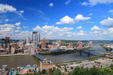 Pittsburgh fotoğrafı. Pennsylvania 'daki Pittsburgh şehrinin silueti. Amerikan şehri.