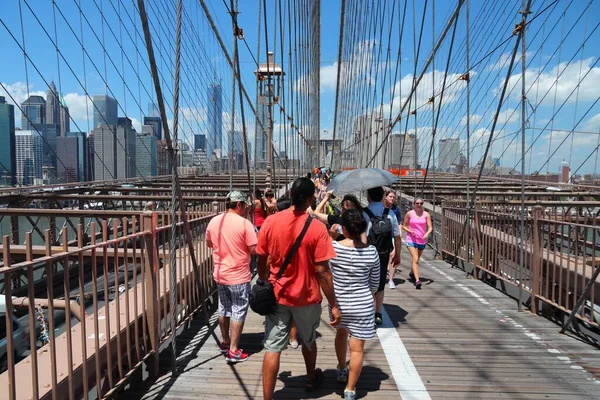 2013年7月5日 ニューヨークの有名なブルックリン橋を渡る ニューヨーク大都市圏では約1900万人が暮らしています — ストック写真