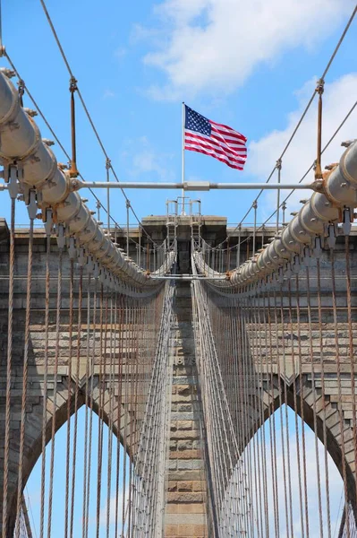 Nueva York Puente Brooklyn Con Bandera Estadounidense —  Fotos de Stock