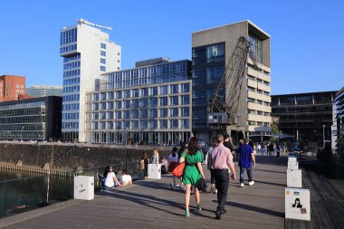 DÜKSELDORF, GERMANY - 19 Eylül 2020: Almanya 'nın Düsseldorf şehrinde Hafen ilçesini ziyaret eden insanlar. Eski liman bölgesi, modern ticari rezonans bölgesi haline getirildi..
