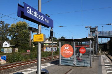 GLADBECK, Almanya - 20 Eylül 2020: Batı Gladbeck tren istasyonu. Gladbeck, Kuzey Ren-Vestfalya 'nın önemli bir sanayi kentidir..