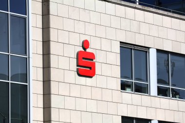 WUPPERTAL, GERMANY - 19 Eylül 2020: Wuppertal, Almanya 'daki Sparkasse tasarruf banka binası. Yüzlerce Alman tasarruf bankasını birleştiren Sparkassen-Finanzgruppe grubunun bir parçasıdır..