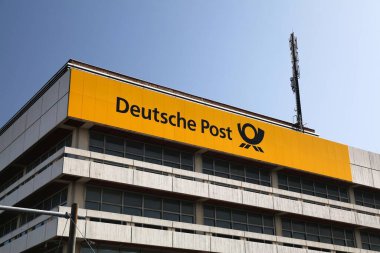 WUPPERTAL, GERMANY - 19 Eylül 2020: Wuppertal, Almanya 'daki Deutsche Post (Alman Postası) binası. Deutsche Post Avrupa 'daki en büyük posta servisidir..