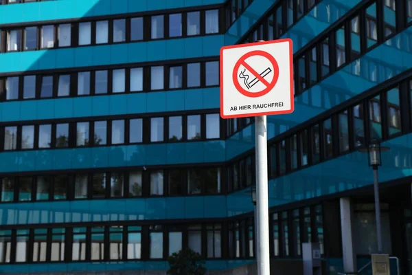 Απαγορεύεται Κάπνισμα Γενική Πινακίδα Μπροστά Από Δημόσιο Κτίριο Στη Γερμανία — Φωτογραφία Αρχείου
