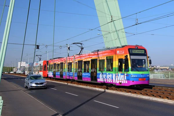 Colônia Alemanha Setembro 2020 Elétrico Transporte Público Atravessa Uma Ponte — Fotografia de Stock