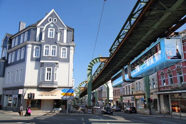 WUPPERTAL, Almanya - 19 Eylül 2020: Wuppertaler Schwebebahn (Wuppertal Askılık Demiryolu) treni. Tek raylı sistem Wuppertal 'ın simgesidir..
