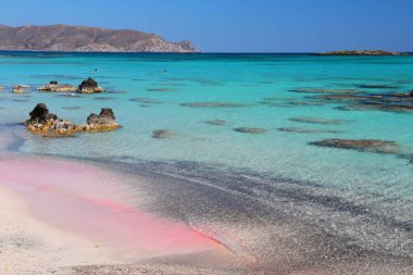Girit Sahili Yunan adası. Elafonisi 'deki pembe kumlu plaj (veya Elafonissi)).