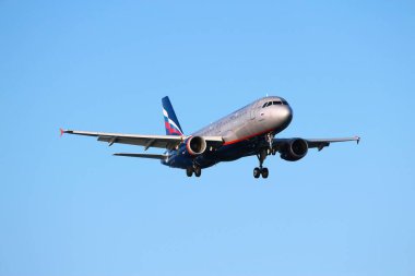 Larnaca, Kıbrıs - 17 Nisan 2014: aeroflot airbus a320 toprakları Larnaka Uluslararası Havaalanı. Aeroflot 2012 yılında taşınan 17,7 milyon yolcu ile Avrupa'nın 11 büyük havayolu şirketidir.