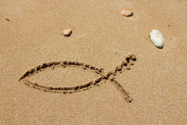 Símbolo Cristianismo Forma Peixe Religioso Desenhado Areia Peixe Católico Ichthus — Fotografia de Stock