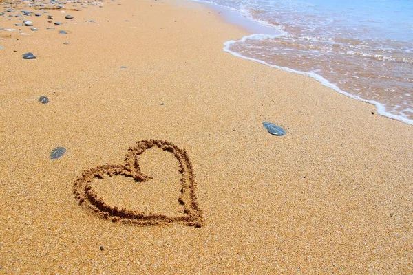 Finger Drawing Sandy Beach Crete Greece Heart Shape Symbol Love — Stockfoto