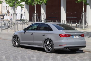 DRESDEN, GERMANY - 10 Mayıs 2018: Audi RS3 yüksek performanslı araba Almanya 'da park edilmiş. Almanya 'da kayıtlı 45.8 milyon araç bulunmaktadır (2017 itibariyle).).